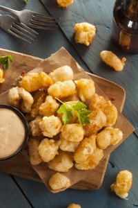 Beer,battered,wisconsin,cheese,curds,with,dipping,sauce