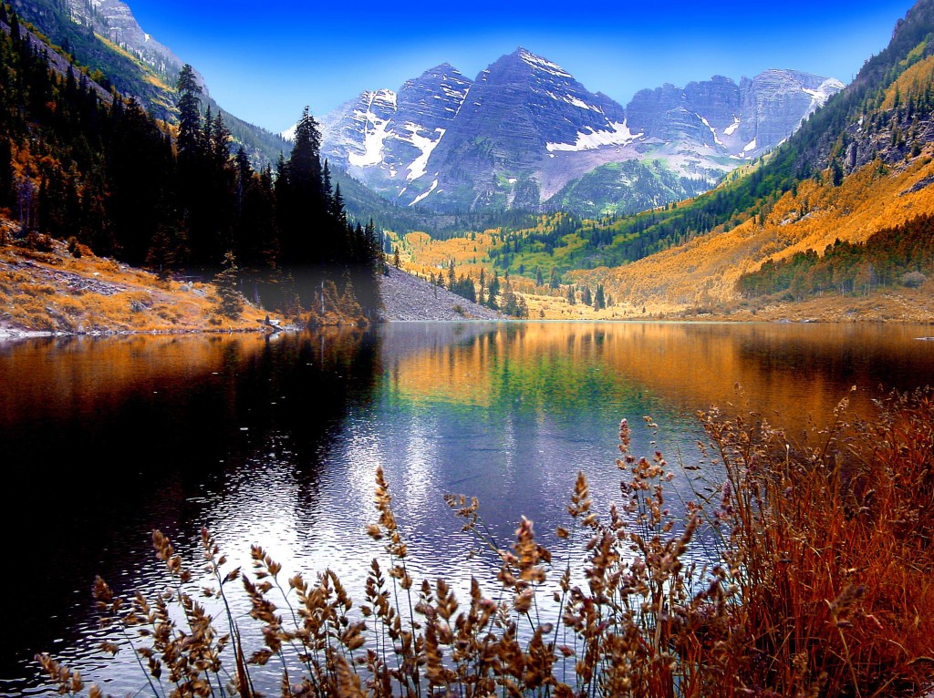 Maroon,bells,mountain,peaks,reflected,in,maroon,lake,near,aspen